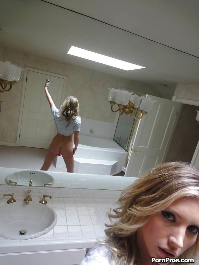 Модница Саманта Сэйнт делает эротические селфи у зеркала в ванной - фото #9