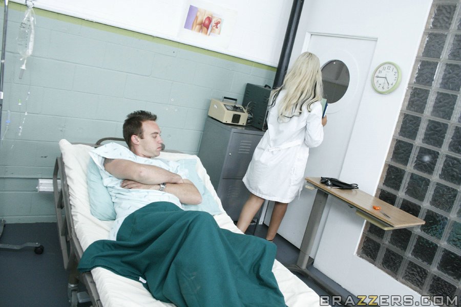 Медсестры ставят больного на ноги - фото #2