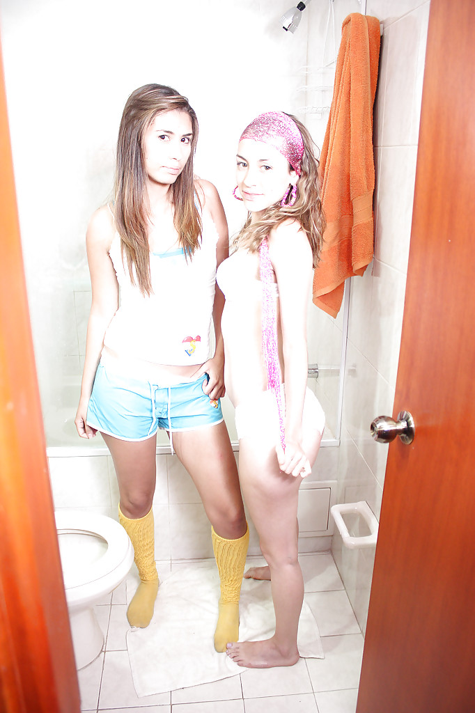 Две подружки позируют в ванной комнате - фото #0
